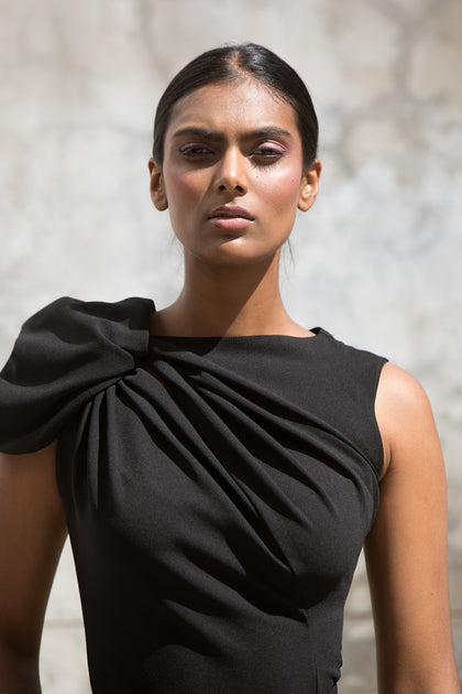 The Asymmetrical Drape Top Black – ERRE Fashion